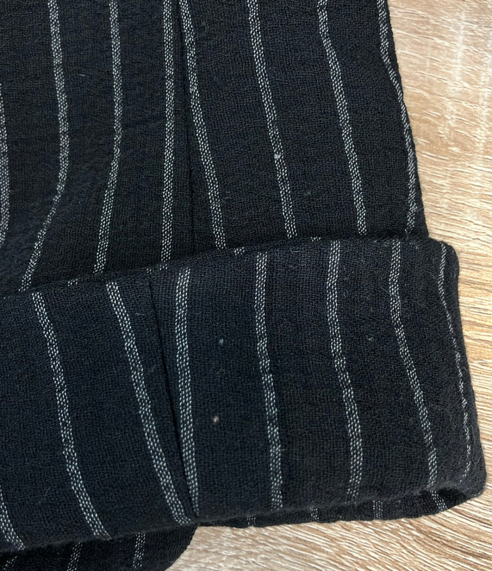 Tailleur Armani Collezioni nero gessato: giacca senza collo a tre bottoni sopra la gonna coordinata, su gruccia. — vista 9
