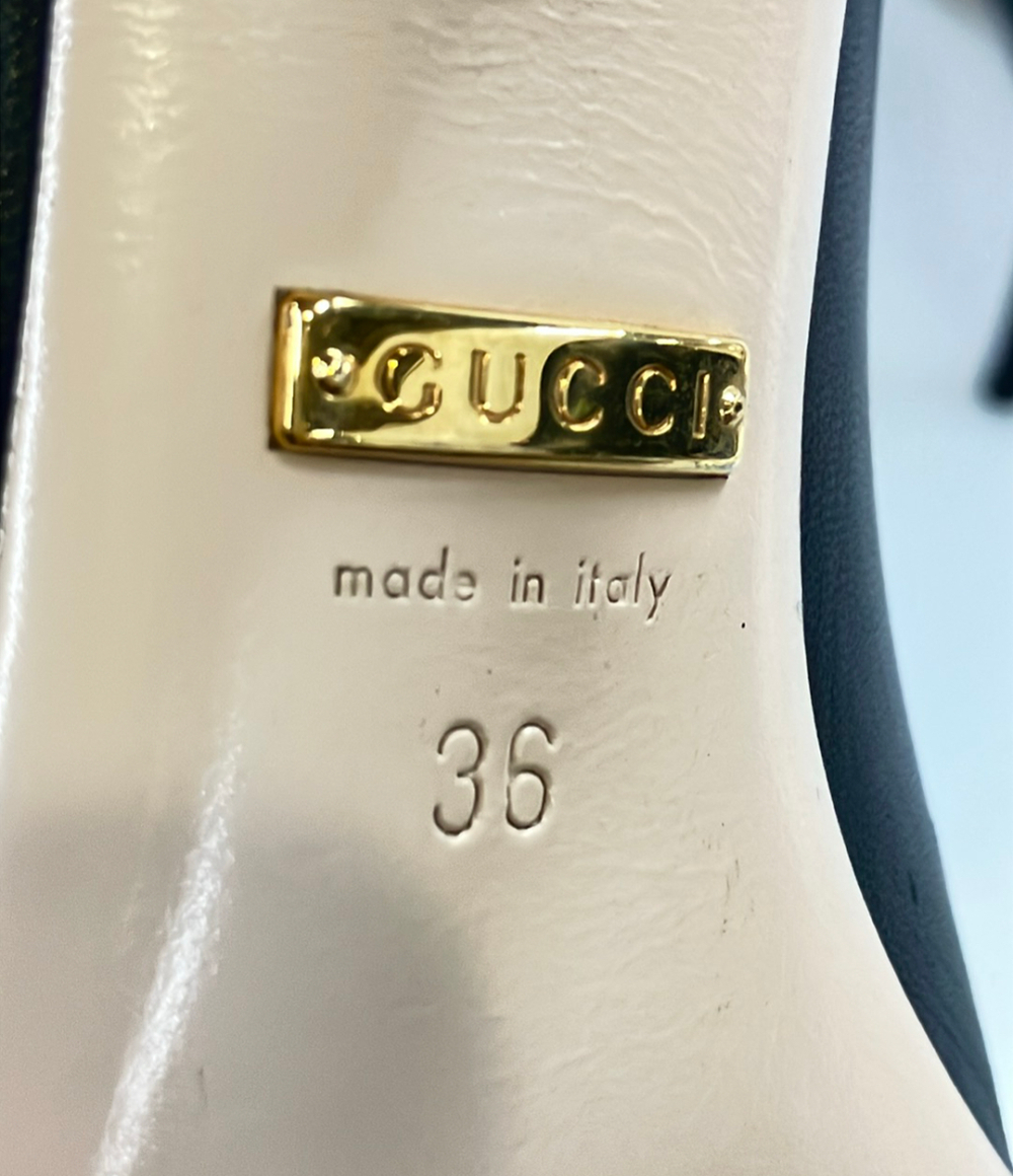 Décolleté Gucci nere a punta con tacco sottile e due cinturini sul collo del piede, chiusi da bottoncini color avorio. — vista 4