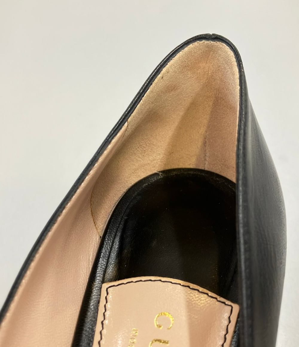 Décolleté Gucci nere a punta con tacco sottile e due cinturini sul collo del piede, chiusi da bottoncini color avorio. — vista 7