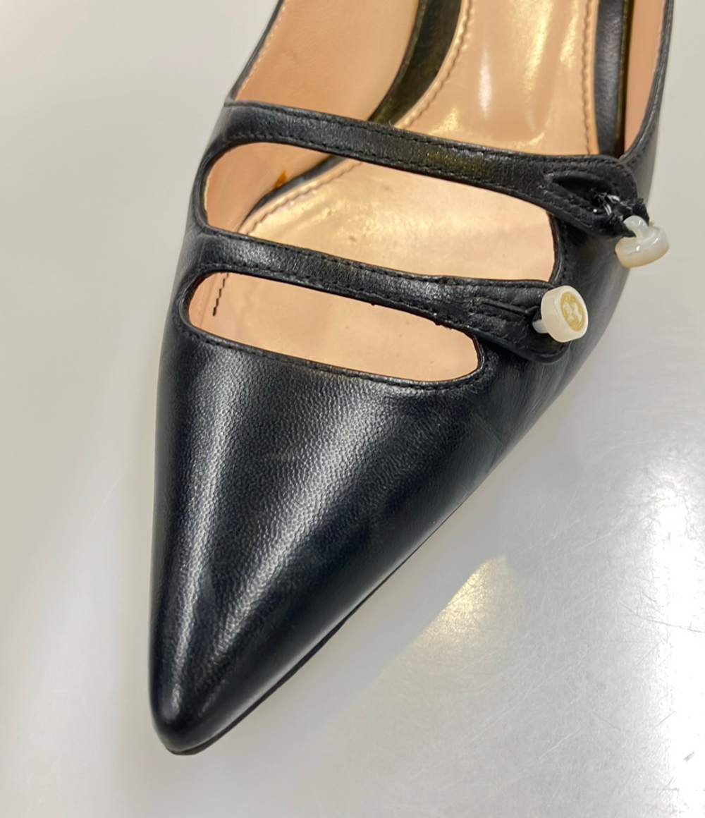 Décolleté Gucci nere a punta con tacco sottile e due cinturini sul collo del piede, chiusi da bottoncini color avorio. — vista 8