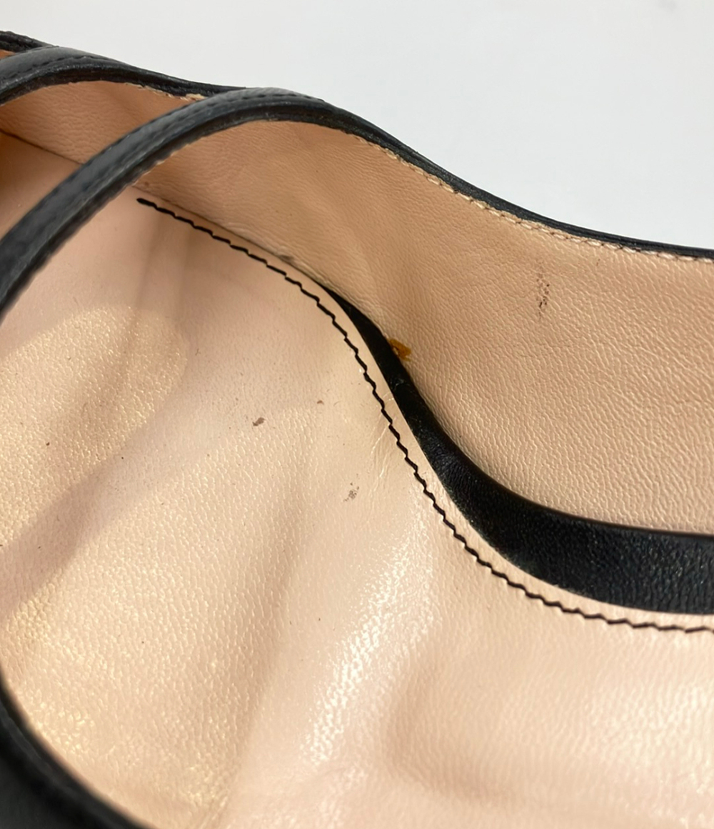 Décolleté Gucci nere a punta con tacco sottile e due cinturini sul collo del piede, chiusi da bottoncini color avorio. — vista 9