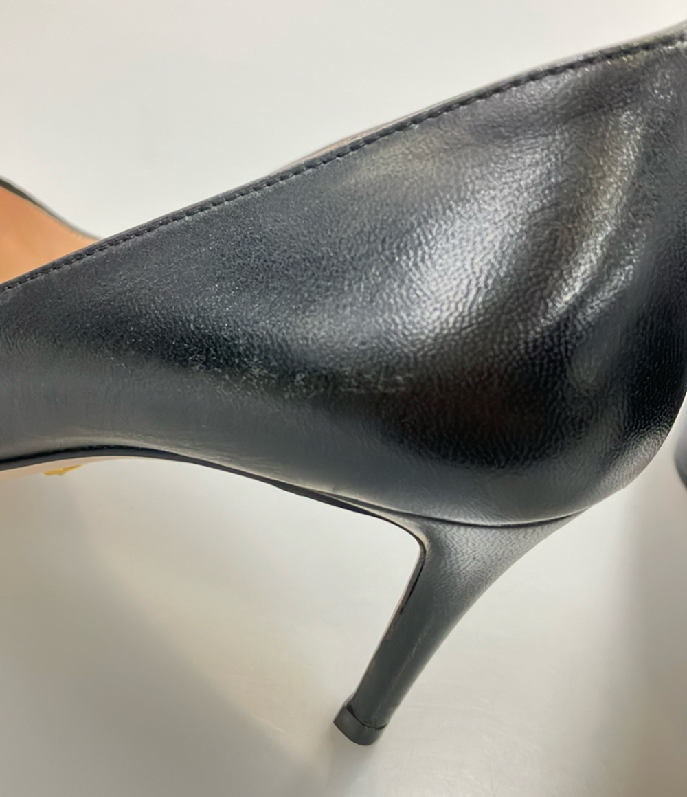 Décolleté Gucci nere a punta con tacco sottile e due cinturini sul collo del piede, chiusi da bottoncini color avorio. — vista 10