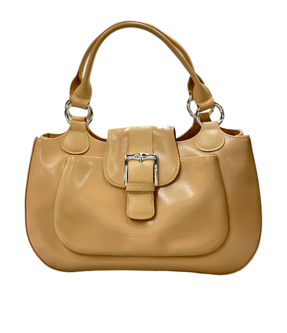 Borsa a mano Longchamp color cammello con due manici, anelli argentati e patta con fibbia sulla tasca frontale.