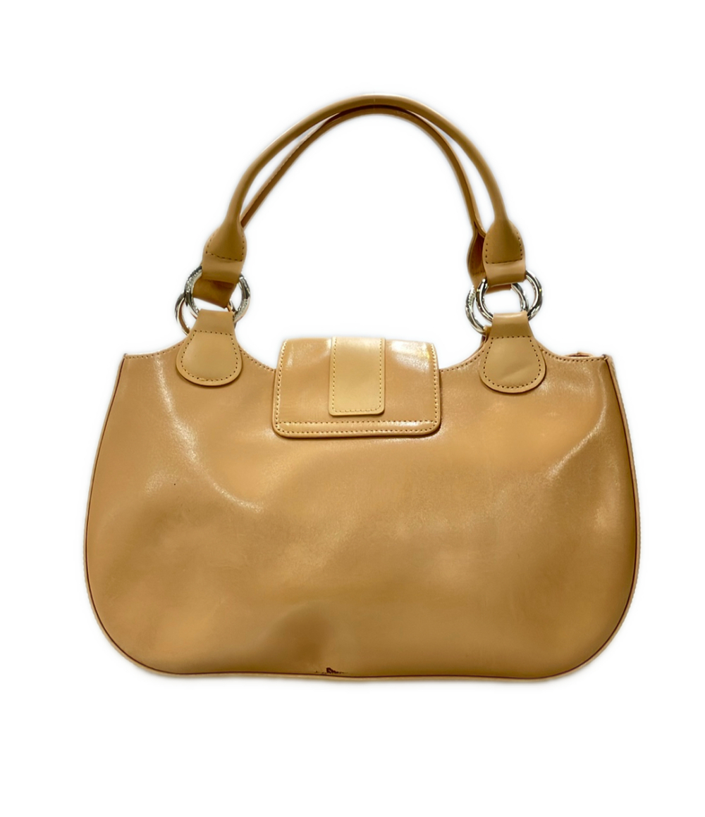 Borsa a mano Longchamp color cammello con due manici, anelli argentati e patta con fibbia sulla tasca frontale. — vista 2