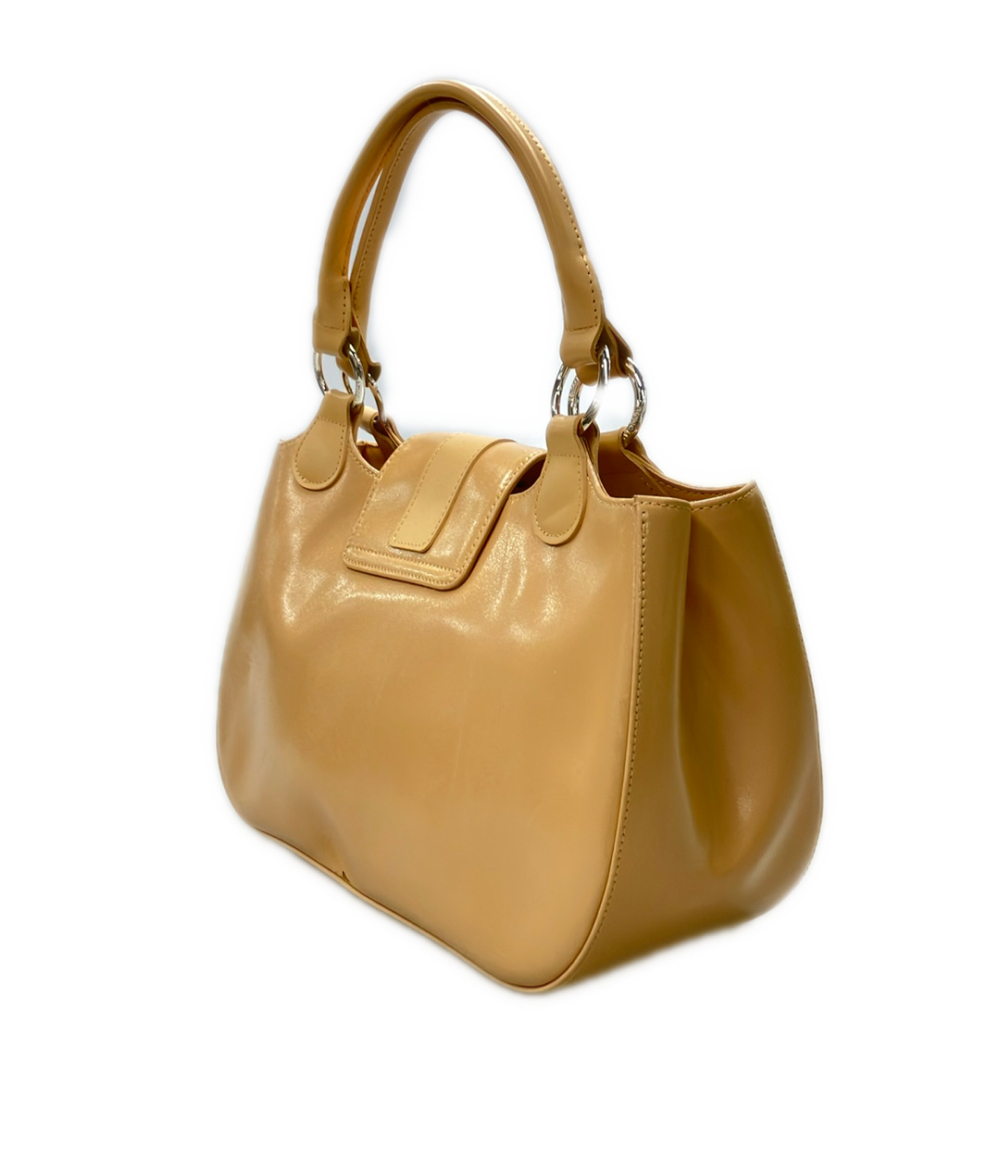 Borsa a mano Longchamp color cammello con due manici, anelli argentati e patta con fibbia sulla tasca frontale. — vista 3