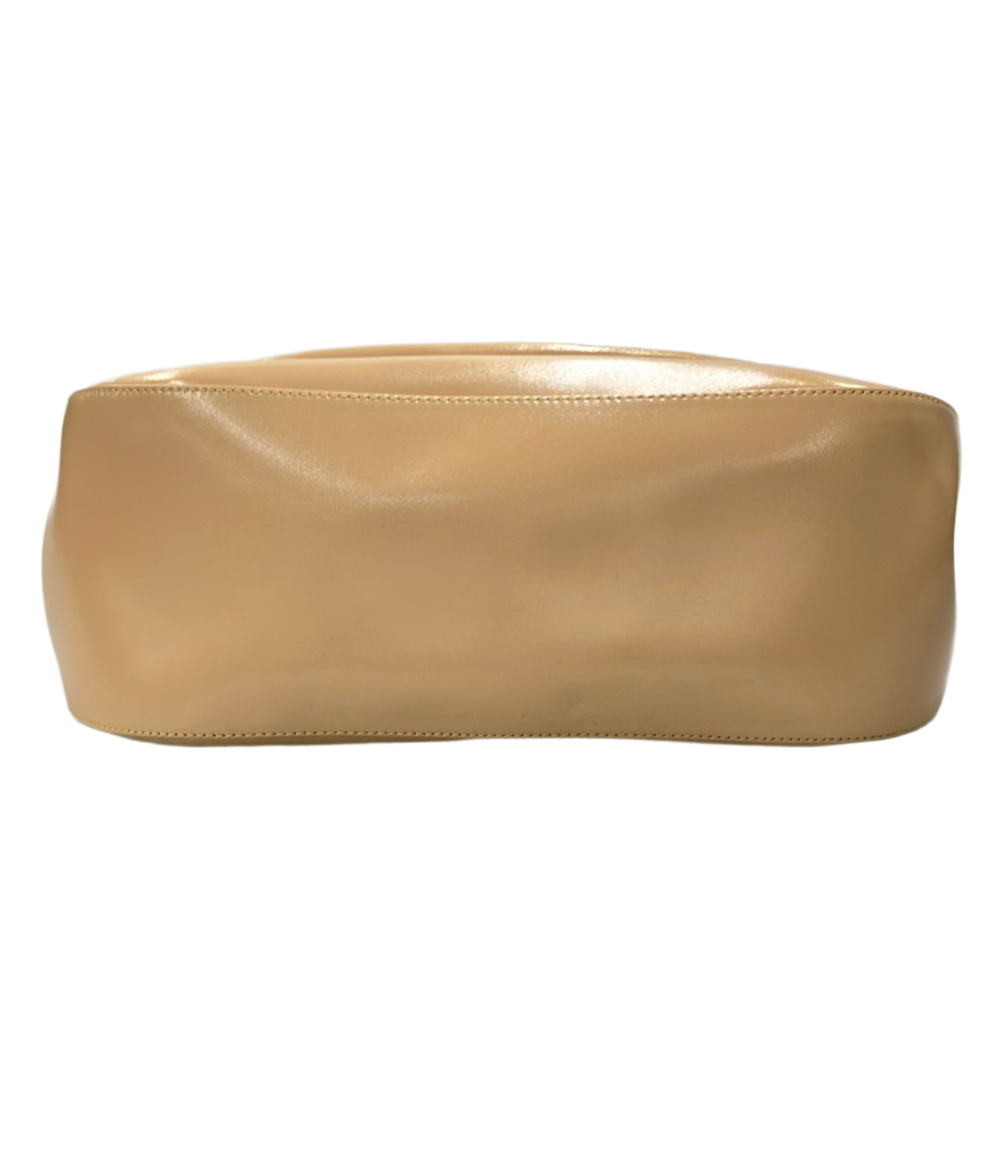 Borsa a mano Longchamp color cammello con due manici, anelli argentati e patta con fibbia sulla tasca frontale. — vista 4