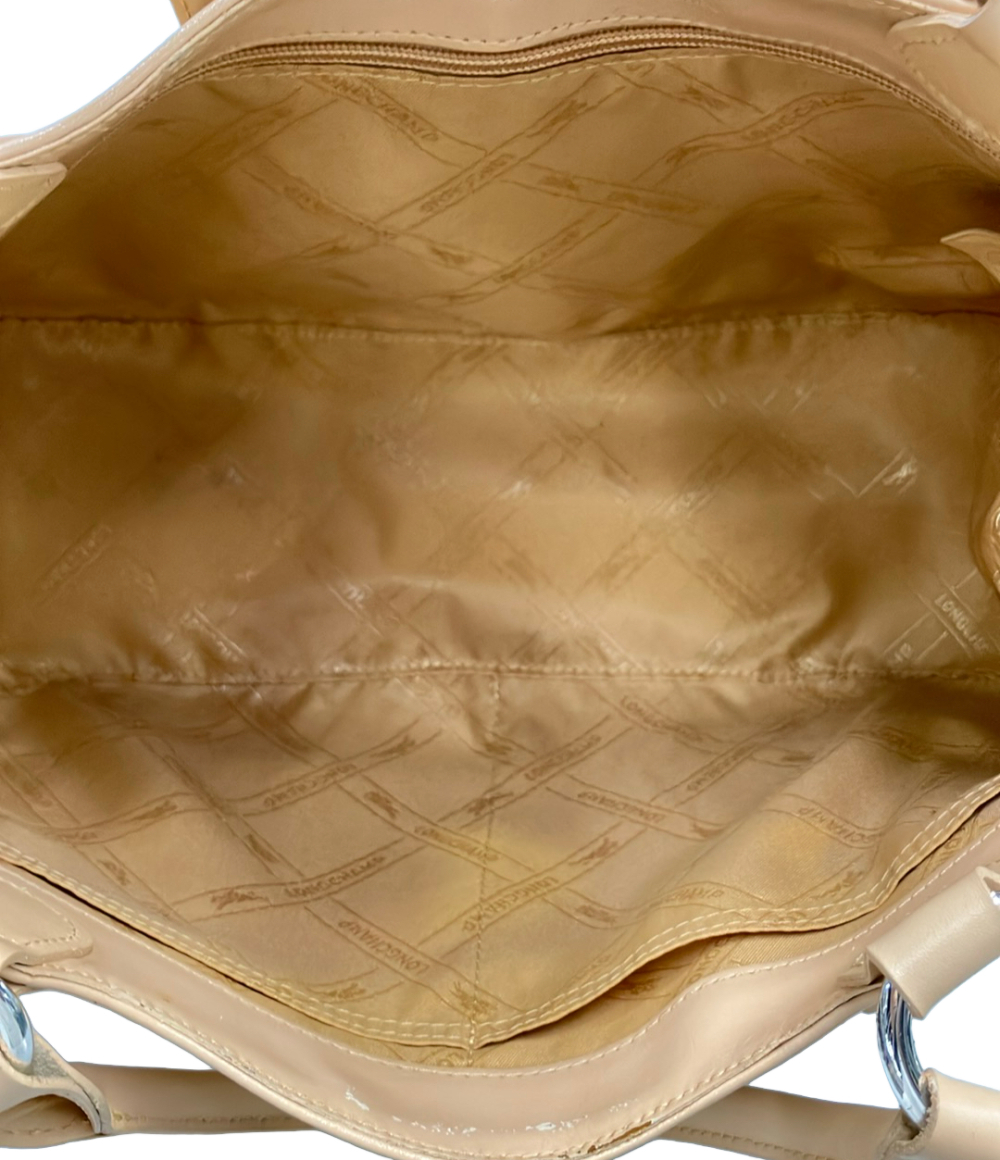 Borsa a mano Longchamp color cammello con due manici, anelli argentati e patta con fibbia sulla tasca frontale. — vista 5