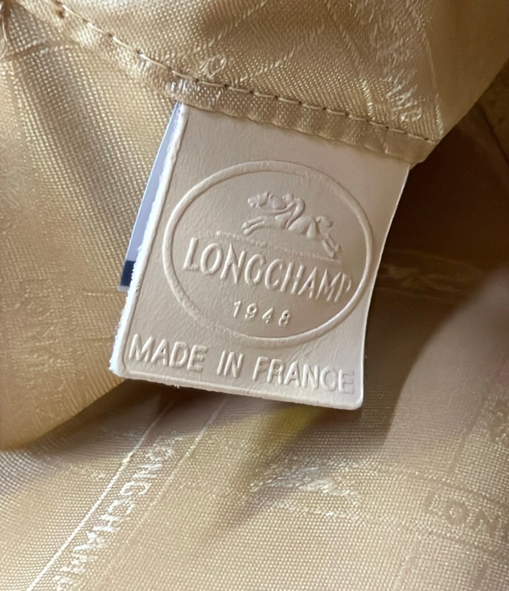 Borsa a mano Longchamp color cammello con due manici, anelli argentati e patta con fibbia sulla tasca frontale. — vista 6
