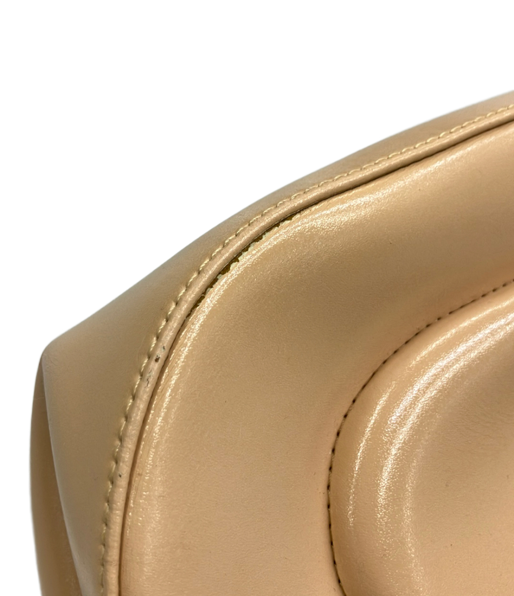 Borsa a mano Longchamp color cammello con due manici, anelli argentati e patta con fibbia sulla tasca frontale. — vista 8