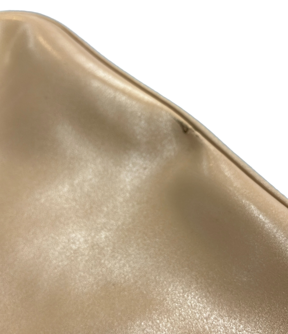 Borsa a mano Longchamp color cammello con due manici, anelli argentati e patta con fibbia sulla tasca frontale. — vista 9
