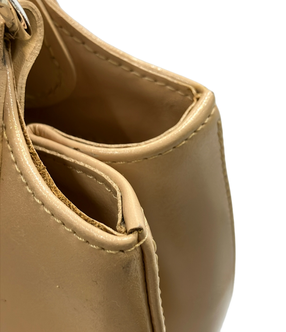 Borsa a mano Longchamp color cammello con due manici, anelli argentati e patta con fibbia sulla tasca frontale. — vista 10
