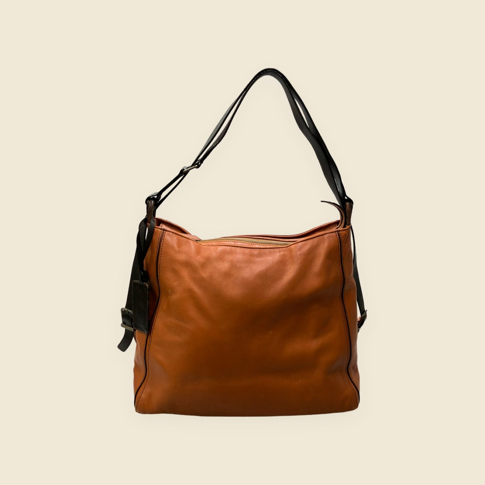 Borsa a spalla Motherhouse in pelle color cuoio, tracolla scura regolabile con fibbie laterali, cerniera superiore.