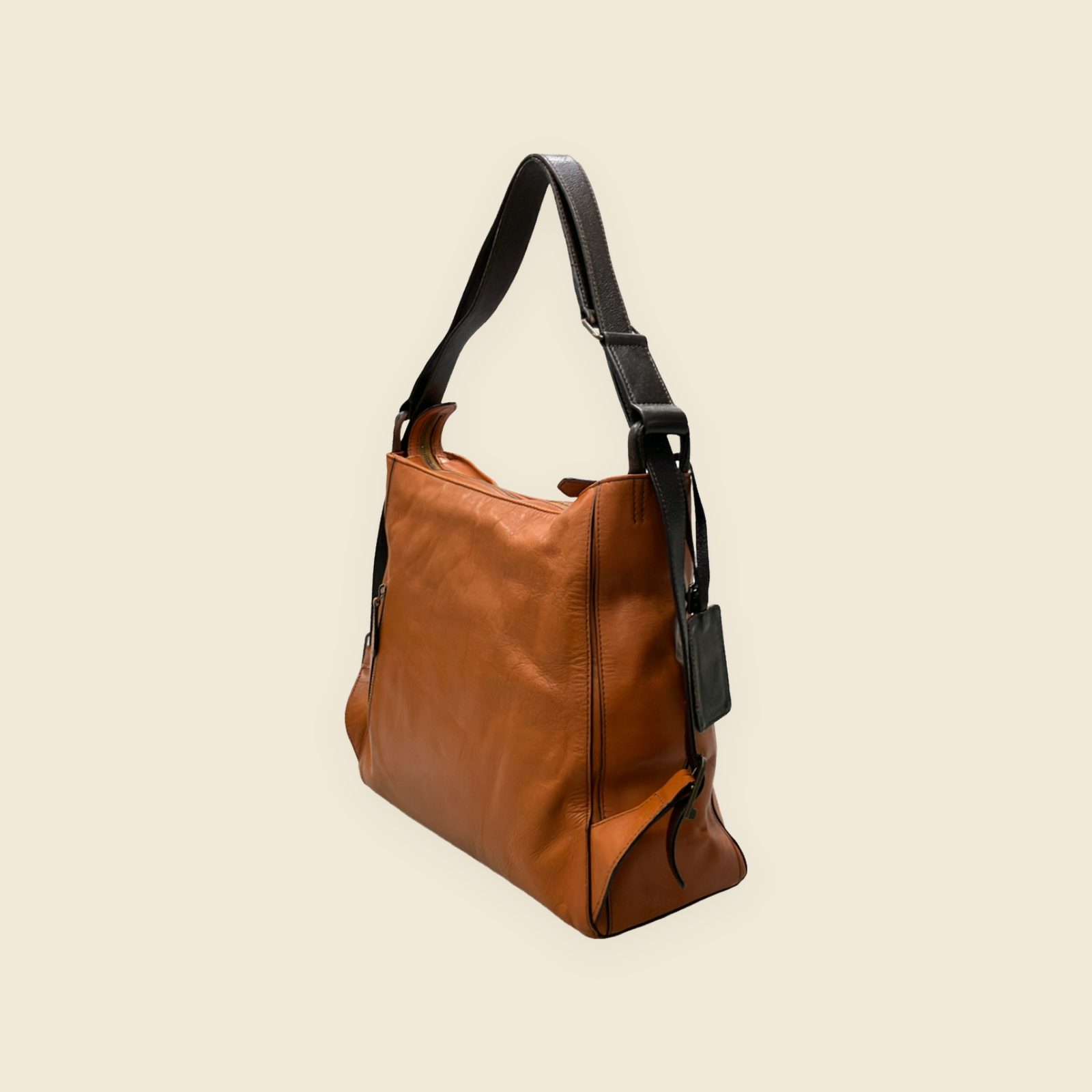 Borsa a spalla Motherhouse in pelle color cuoio, tracolla scura regolabile con fibbie laterali, cerniera superiore. — vista 3