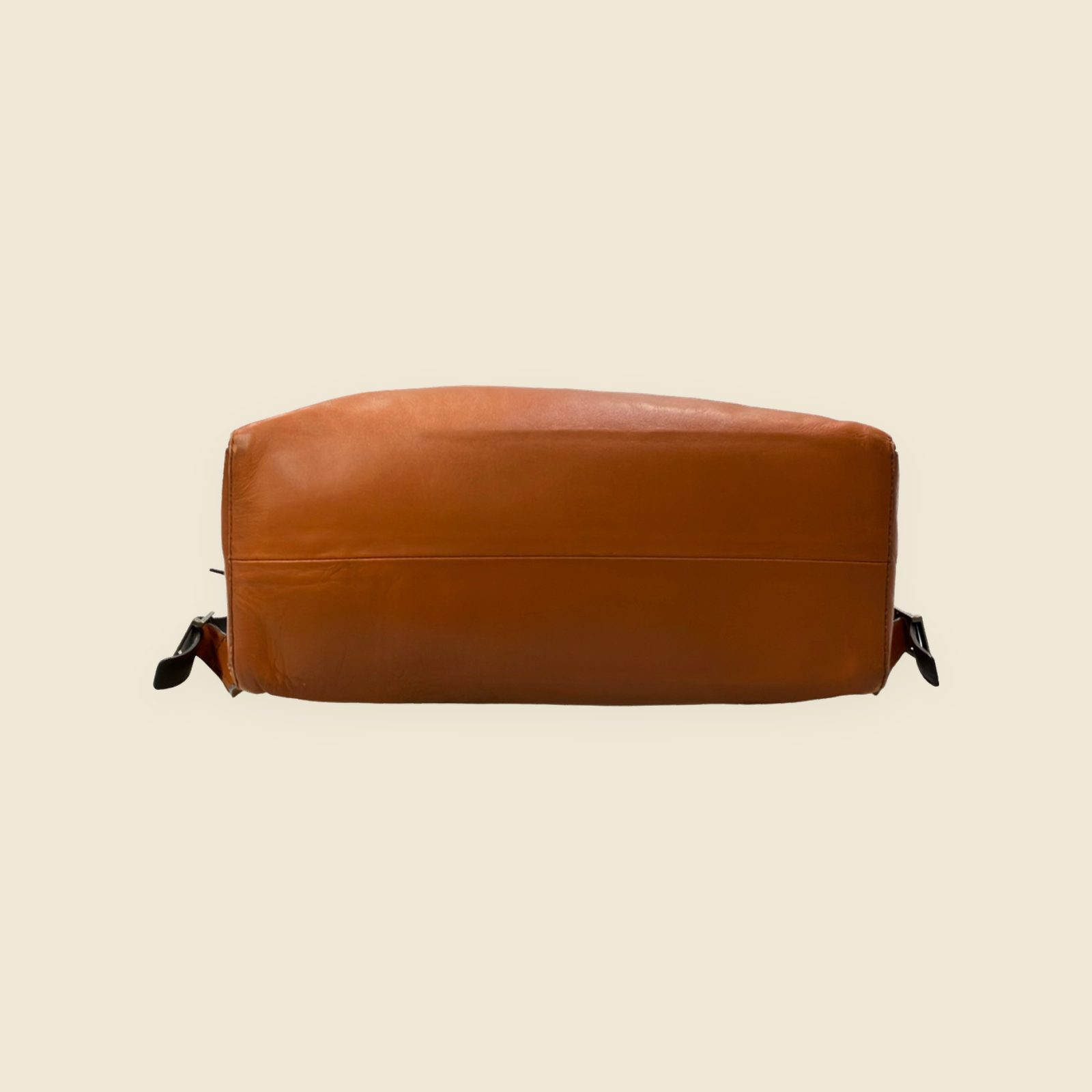 Borsa a spalla Motherhouse in pelle color cuoio, tracolla scura regolabile con fibbie laterali, cerniera superiore. — vista 4