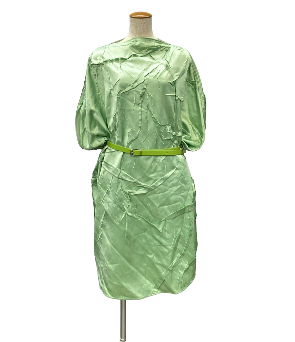 Abito MM6 Maison Margiela verde menta dalla superficie lucida e stropicciata, maniche ampie e cintura sottile verde acido