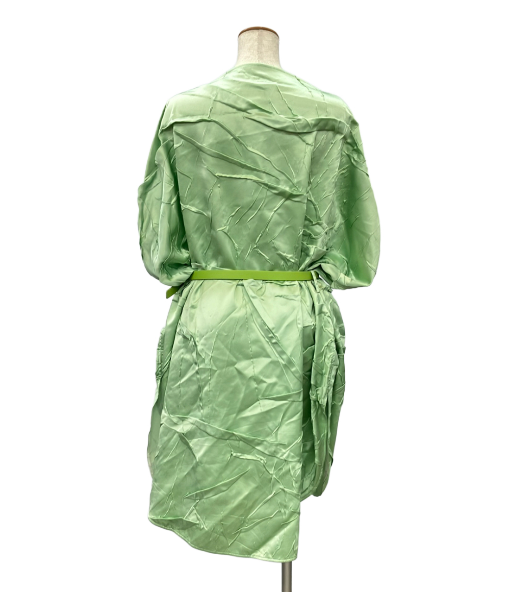 Abito MM6 Maison Margiela verde menta dalla superficie lucida e stropicciata, maniche ampie e cintura sottile verde acido — vista 2