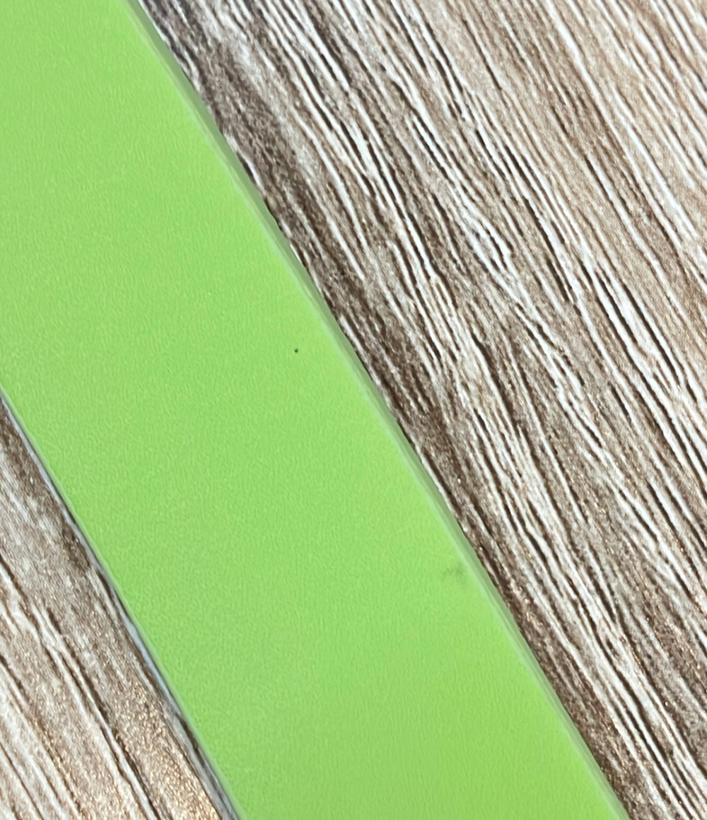 Abito MM6 Maison Margiela verde menta dalla superficie lucida e stropicciata, maniche ampie e cintura sottile verde acido — vista 7