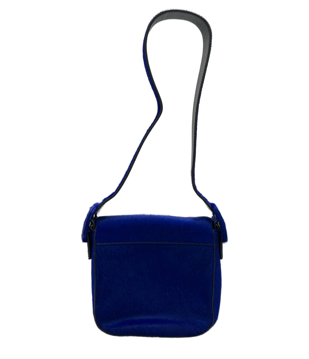 Borsa a spalla Tory Burch blu elettrico a pelo corto, patta con grande fibbia ricoperta e dettaglio dorato — vista 2