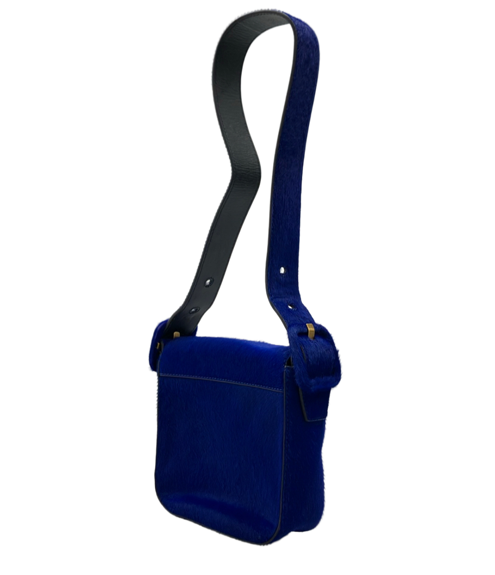 Borsa a spalla Tory Burch blu elettrico a pelo corto, patta con grande fibbia ricoperta e dettaglio dorato — vista 3