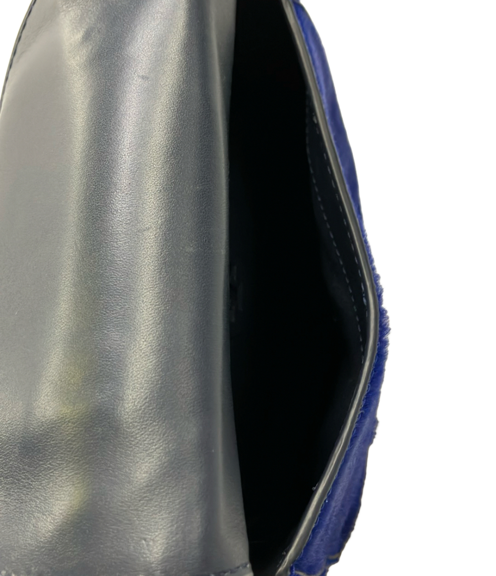Borsa a spalla Tory Burch blu elettrico a pelo corto, patta con grande fibbia ricoperta e dettaglio dorato — vista 5