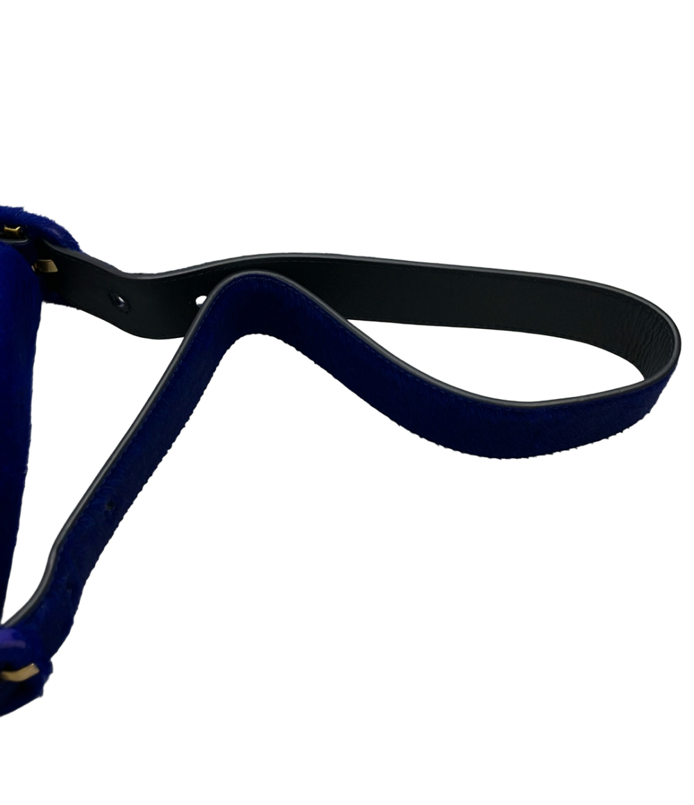 Borsa a spalla Tory Burch blu elettrico a pelo corto, patta con grande fibbia ricoperta e dettaglio dorato — vista 7