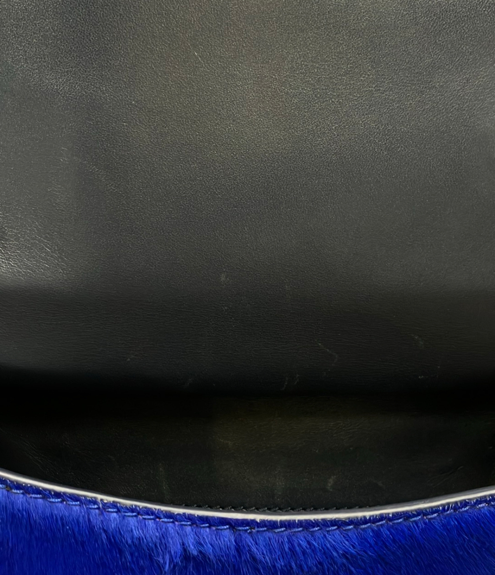 Borsa a spalla Tory Burch blu elettrico a pelo corto, patta con grande fibbia ricoperta e dettaglio dorato — vista 8