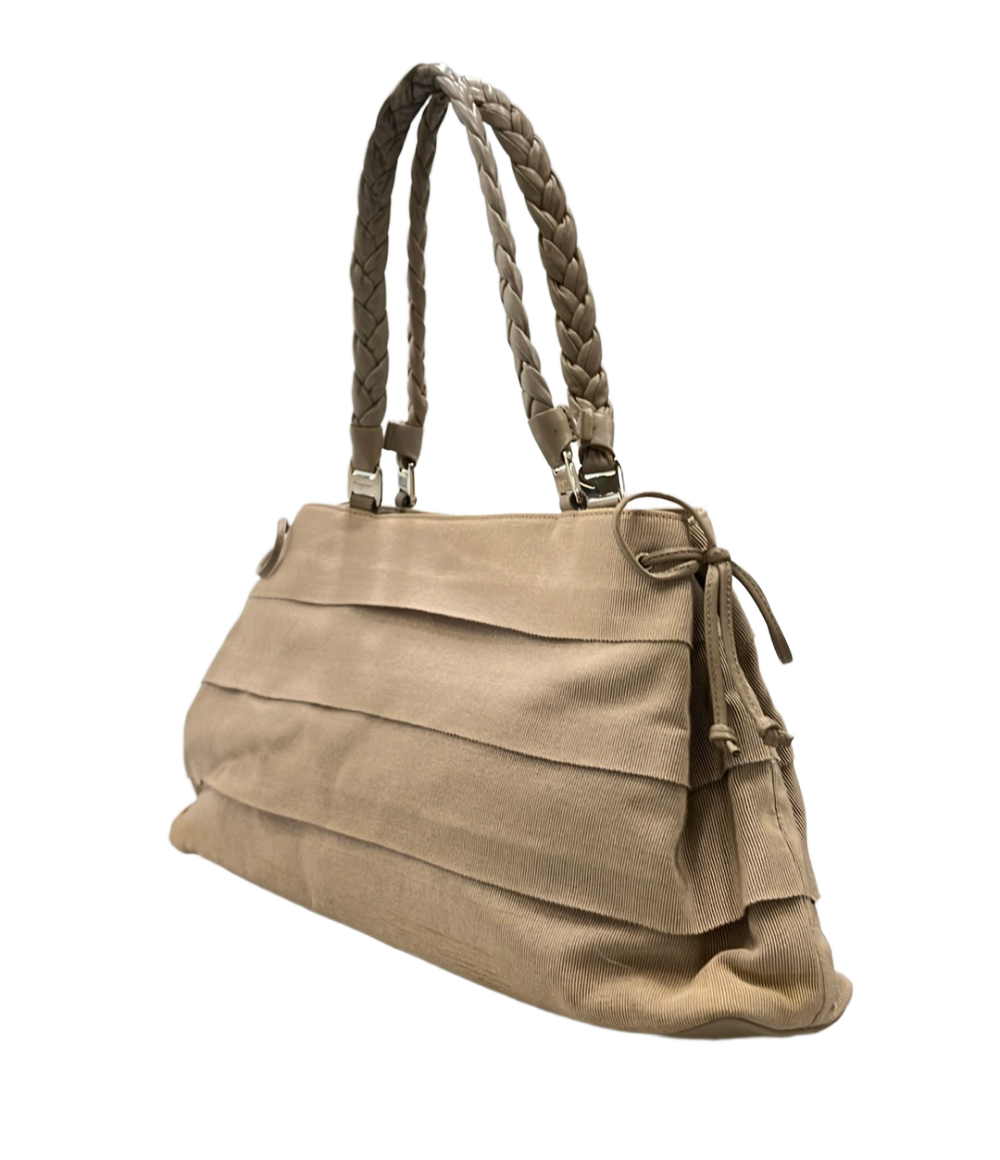 Borsa a spalla Salvatore Ferragamo color sabbia in tessuto a coste, corpo a balze e manici intrecciati, vista frontale — vista 3