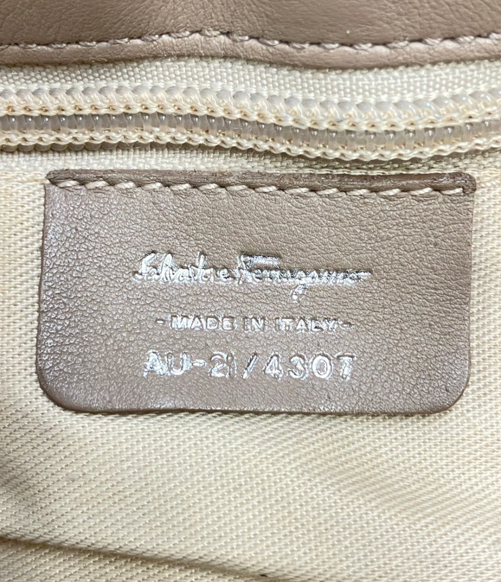 Borsa a spalla Salvatore Ferragamo color sabbia in tessuto a coste, corpo a balze e manici intrecciati, vista frontale — vista 6
