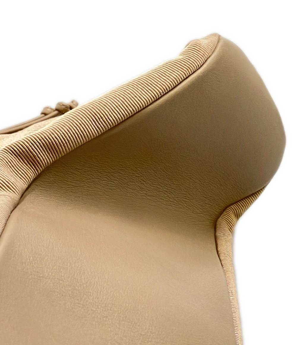 Borsa a spalla Salvatore Ferragamo color sabbia in tessuto a coste, corpo a balze e manici intrecciati, vista frontale — vista 7