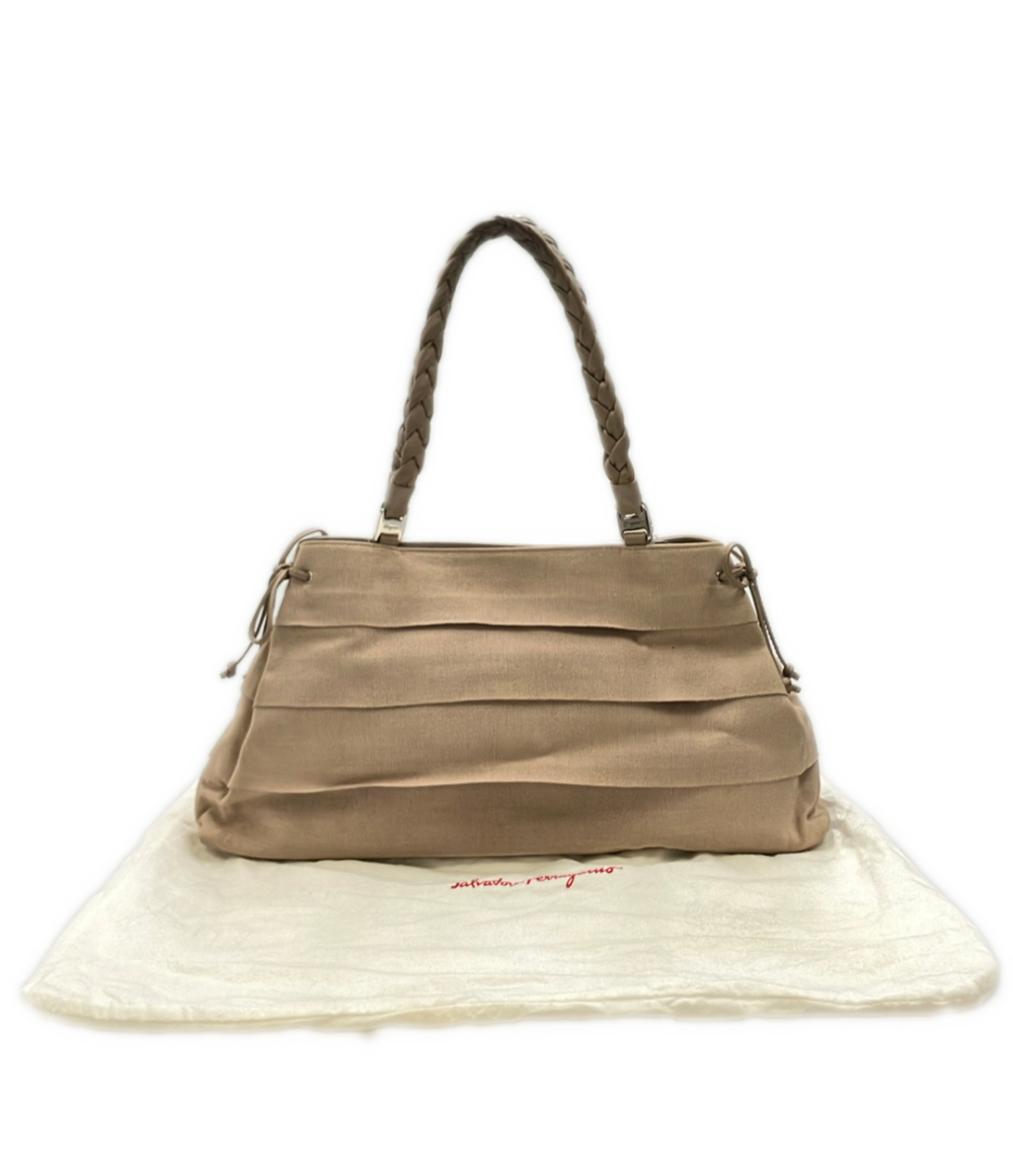 Borsa a spalla Salvatore Ferragamo color sabbia in tessuto a coste, corpo a balze e manici intrecciati, vista frontale — vista 10