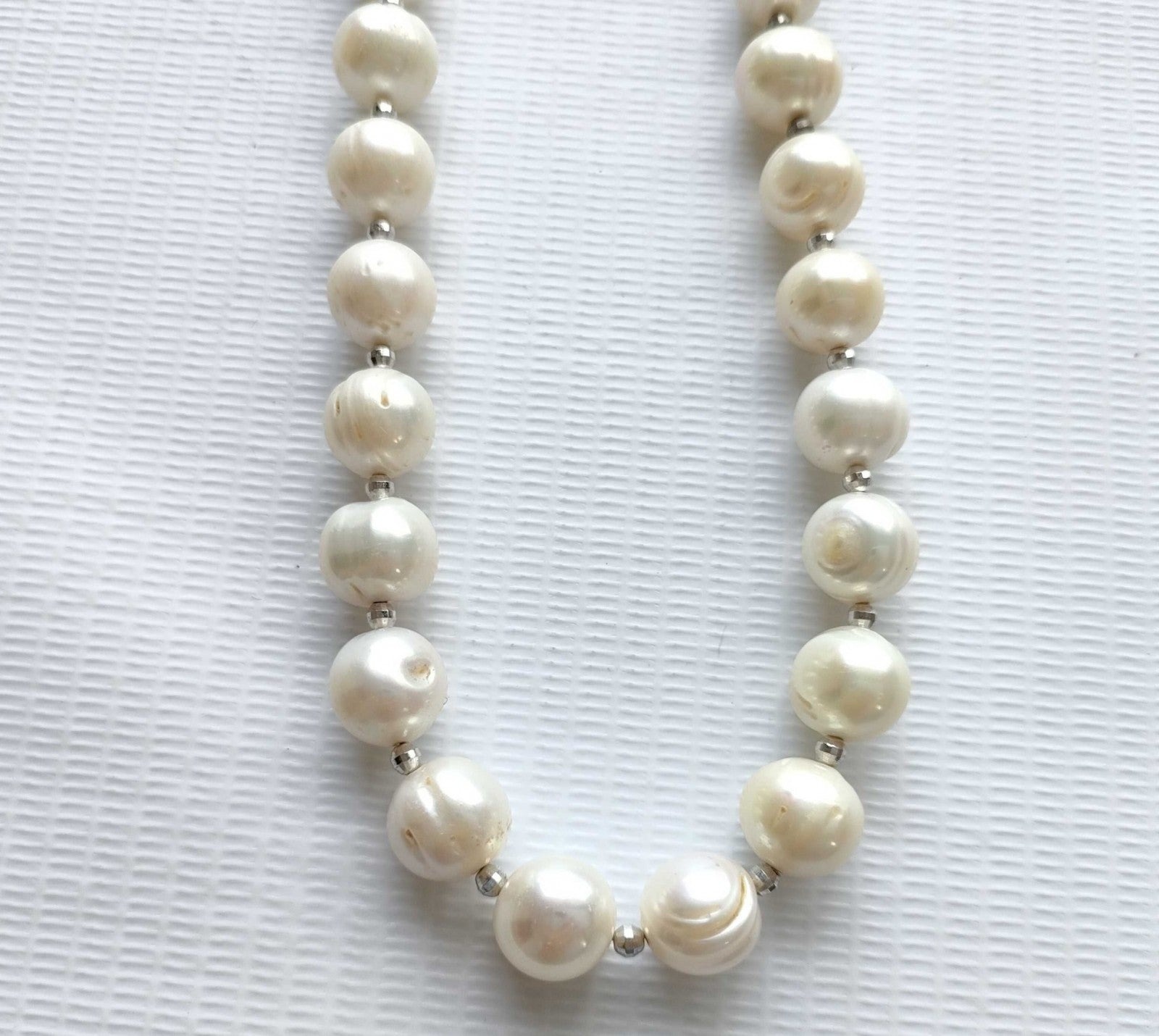 Collana di perle coltivate bianche con piccoli distanziatori argentati, indossata su un maglione rosa chiaro — vista 5