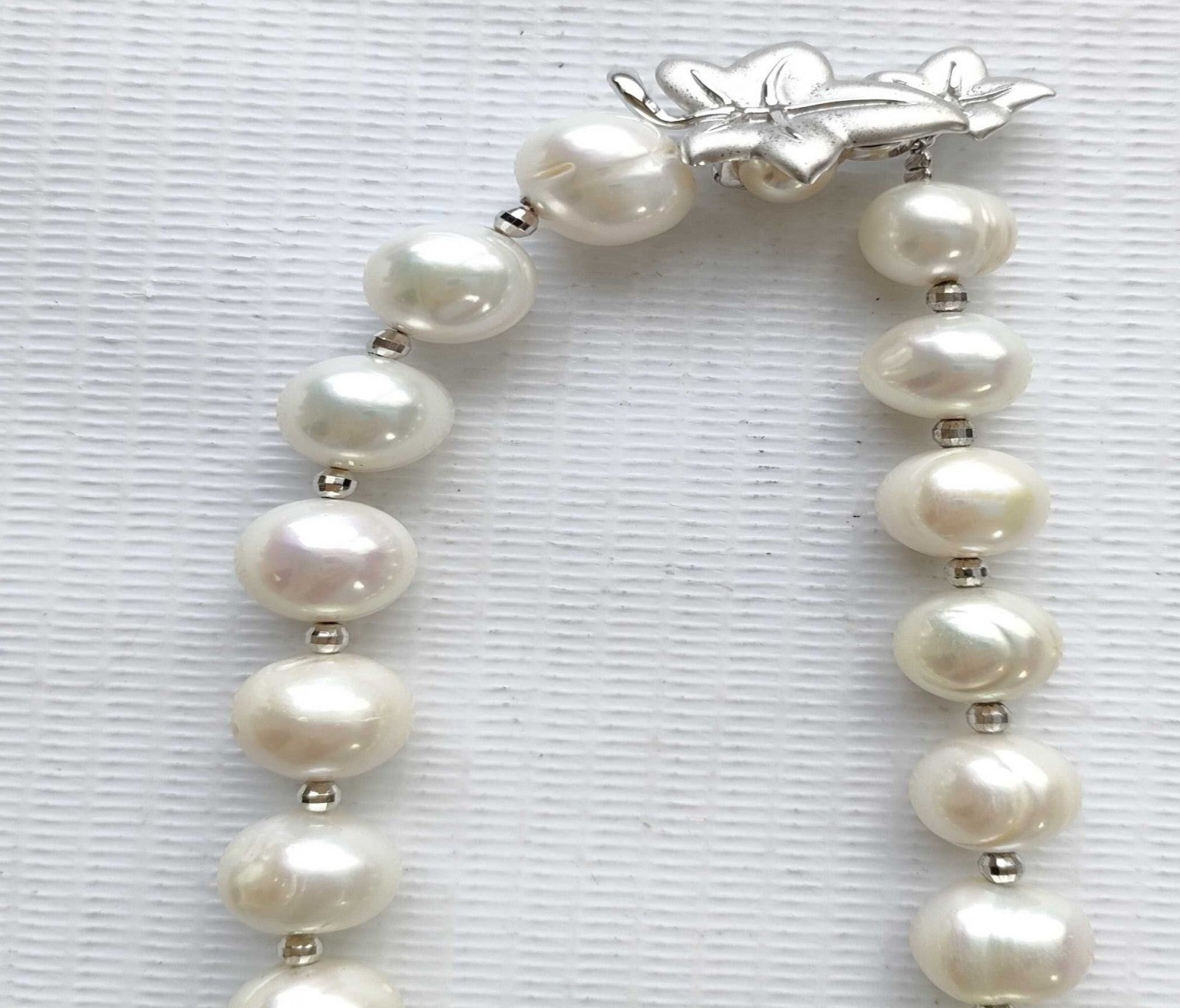 Collana di perle coltivate bianche con piccoli distanziatori argentati, indossata su un maglione rosa chiaro — vista 6