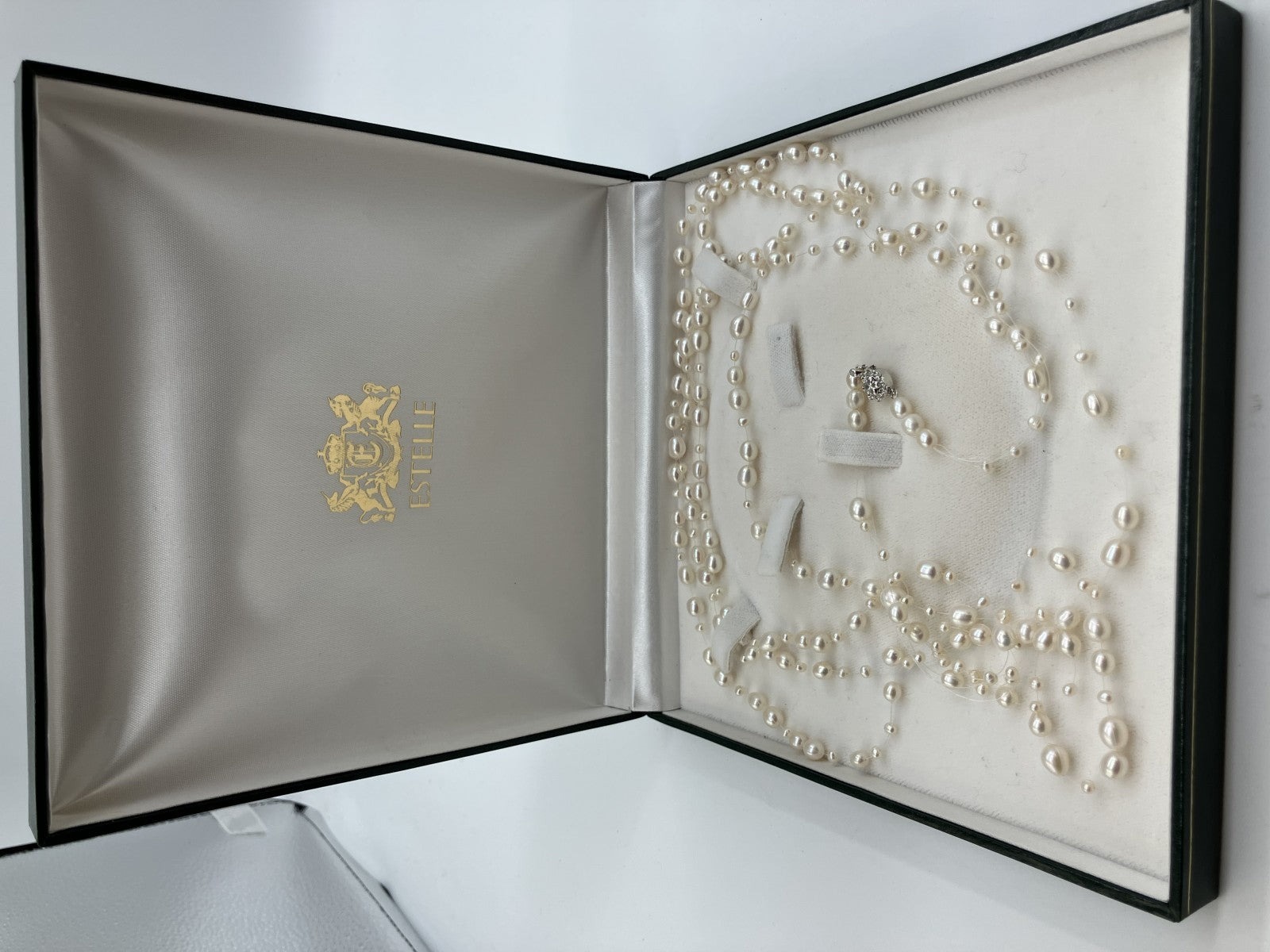 Collana a cinque fili di perle bianche d'acqua dolce su filo trasparente, a cascata, indossata su un maglione nero — vista 2