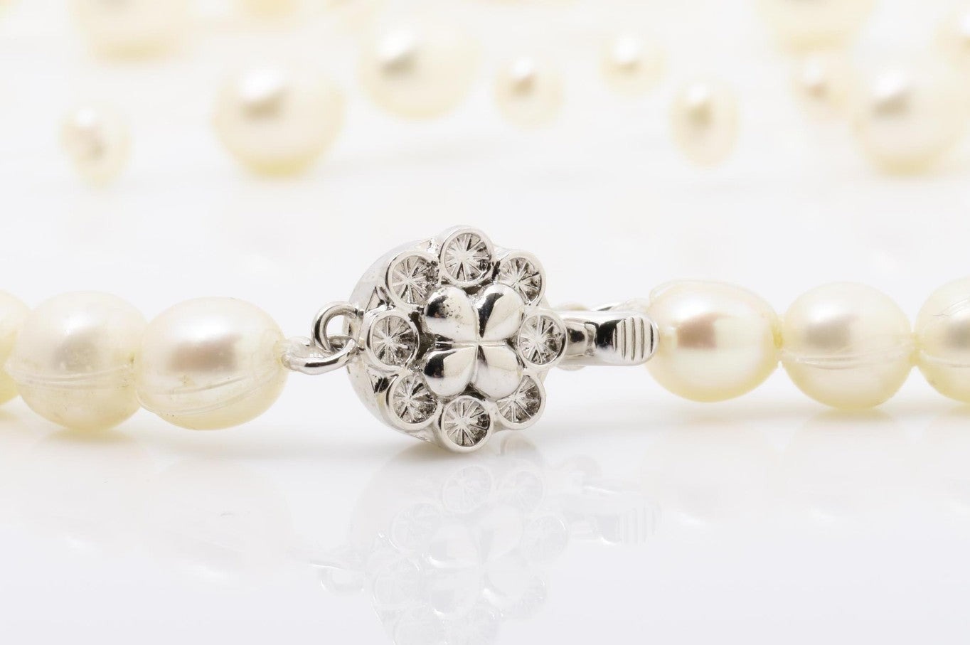 Collana a cinque fili di perle bianche d'acqua dolce su filo trasparente, a cascata, indossata su un maglione nero — vista 6