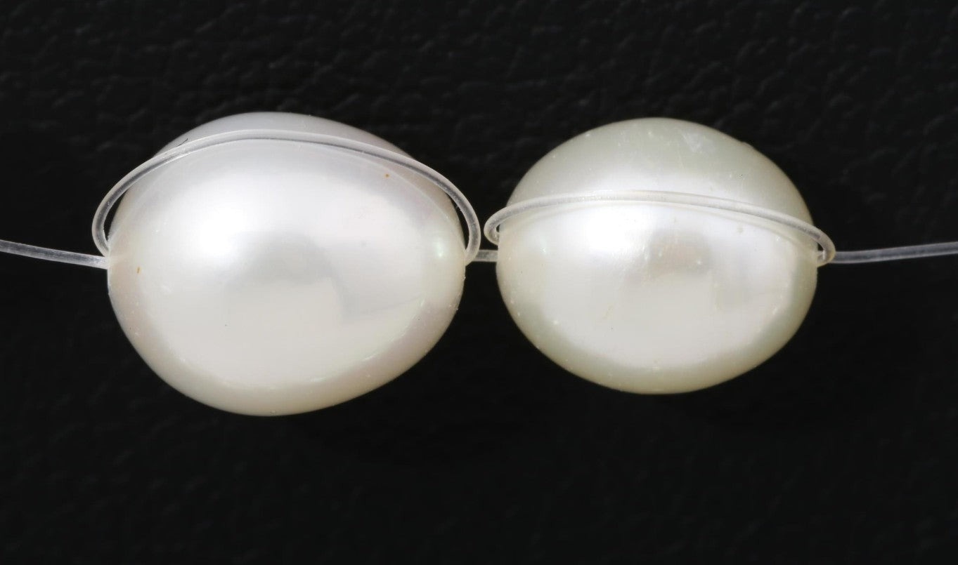 Collana a cinque fili di perle bianche d'acqua dolce su filo trasparente, a cascata, indossata su un maglione nero — vista 9