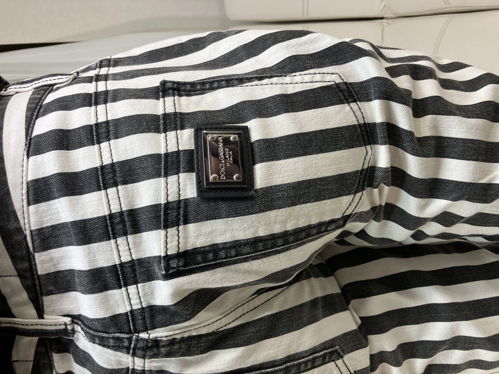Pantaloni aderenti Dolce&Gabbana a righe verticali nere e bianche, indossati, con bottone in vita e tasche anteriori. — vista 4