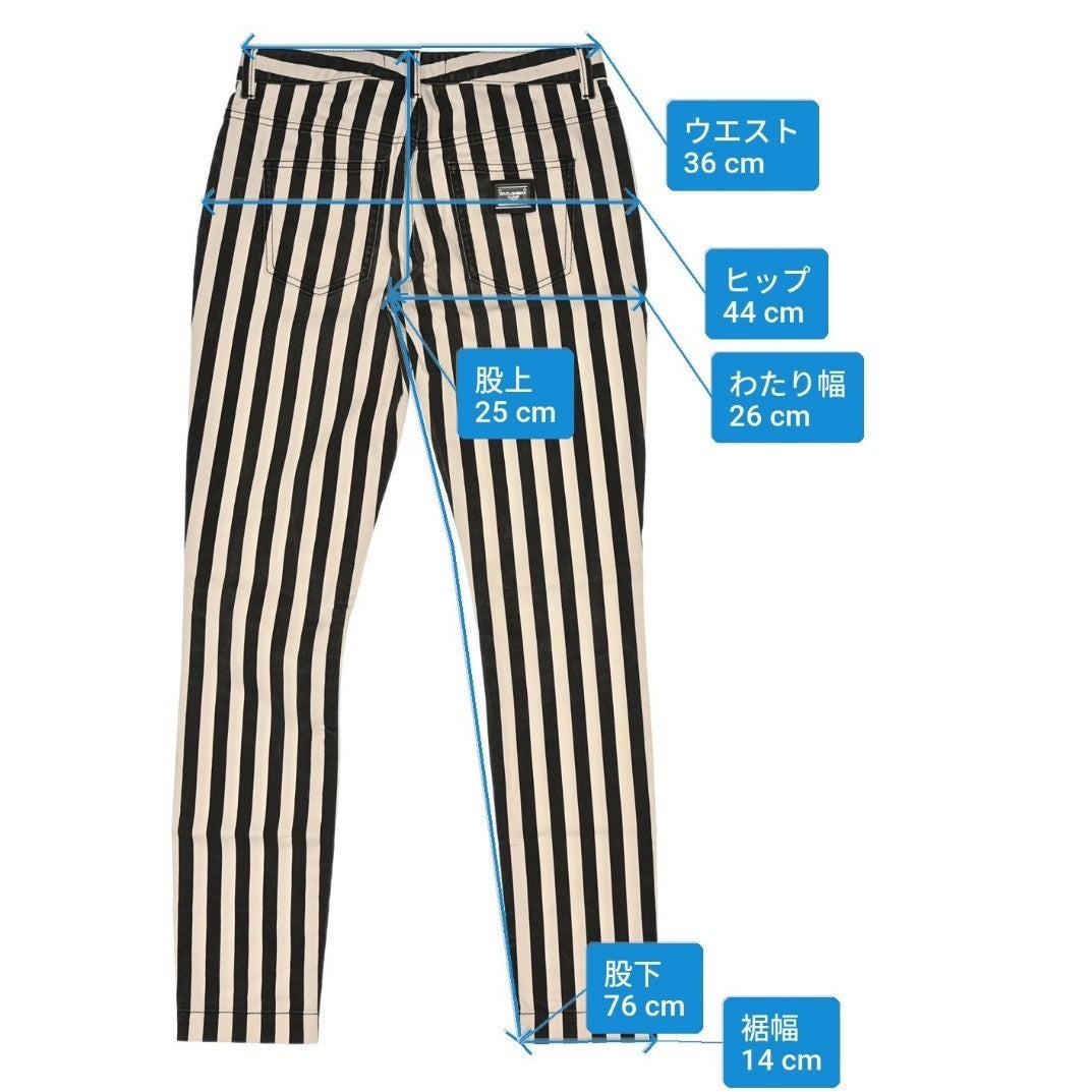 Pantaloni aderenti Dolce&Gabbana a righe verticali nere e bianche, indossati, con bottone in vita e tasche anteriori. — vista 5