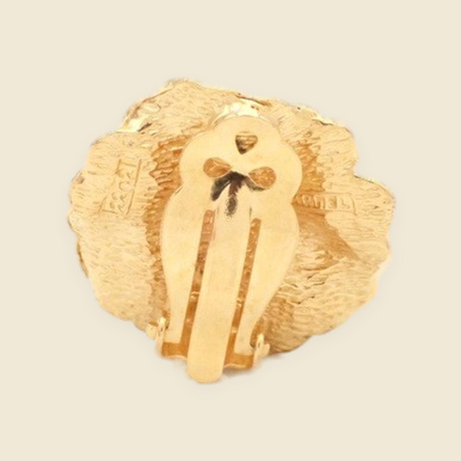 Orecchino a clip Chanel in metallo dorato a forma di fiore, con piccola pietra chiara al centro, su fondo bianco. — vista 2
