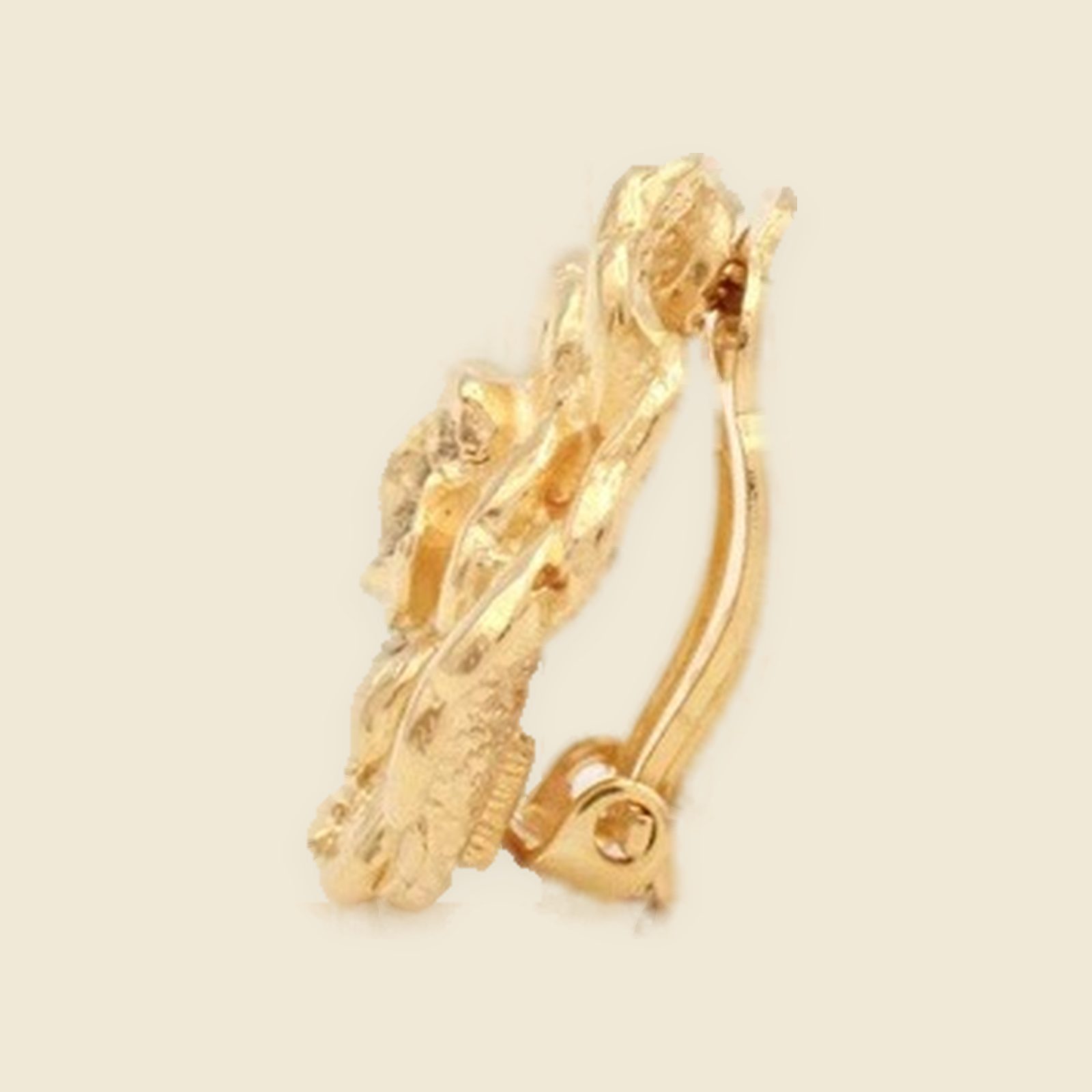 Orecchino a clip Chanel in metallo dorato a forma di fiore, con piccola pietra chiara al centro, su fondo bianco. — vista 3