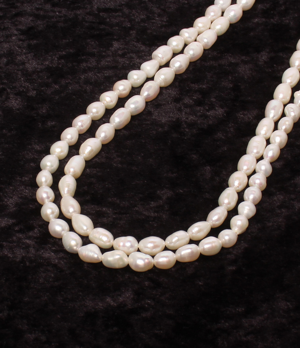 Collana a due fili di perle bianche di forma ovale irregolare, con fermaglio a fiore marcato «SILVER».