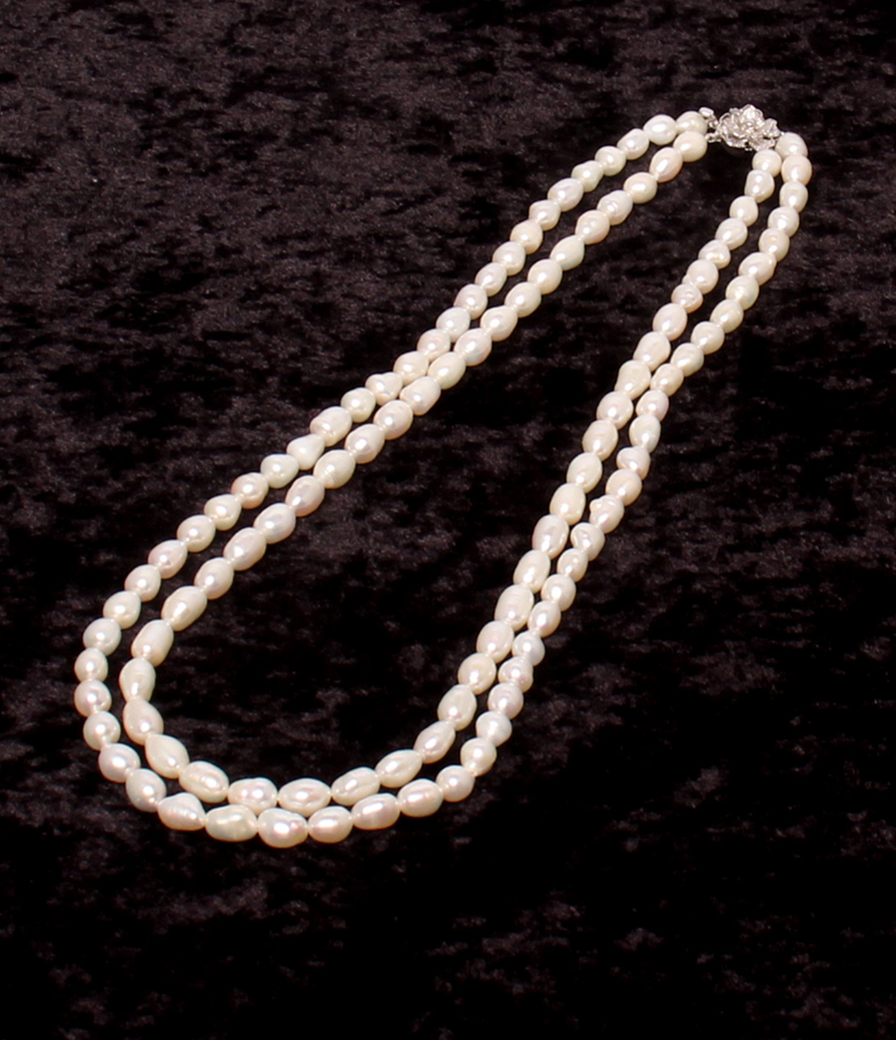 Collana a due fili di perle bianche di forma ovale irregolare, con fermaglio a fiore marcato «SILVER». — vista 2