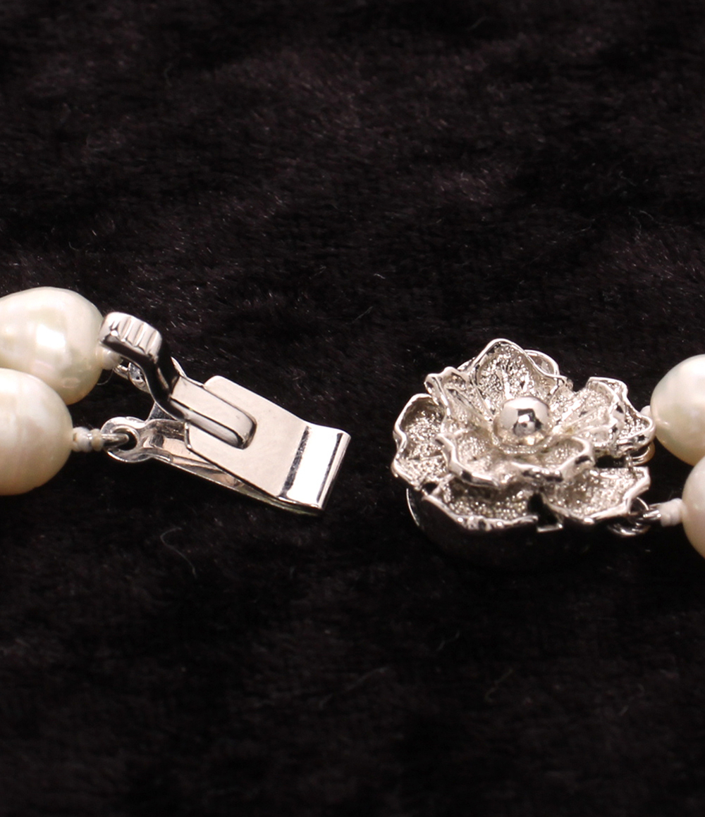 Collana a due fili di perle bianche di forma ovale irregolare, con fermaglio a fiore marcato «SILVER». — vista 3