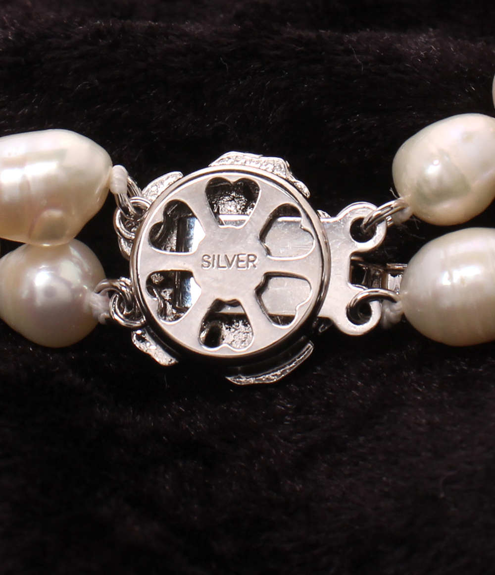 Collana a due fili di perle bianche di forma ovale irregolare, con fermaglio a fiore marcato «SILVER». — vista 4