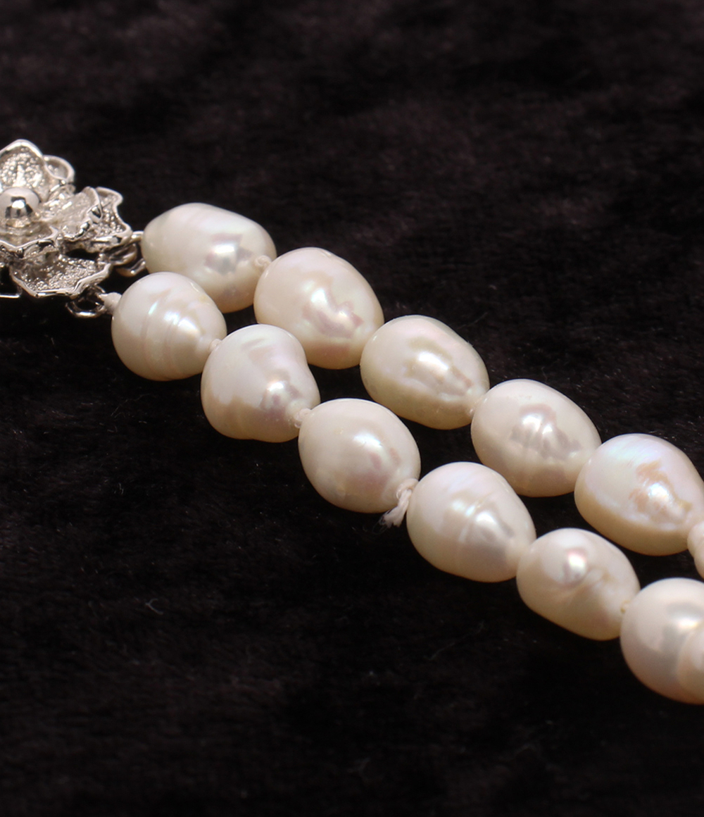 Collana a due fili di perle bianche di forma ovale irregolare, con fermaglio a fiore marcato «SILVER». — vista 5