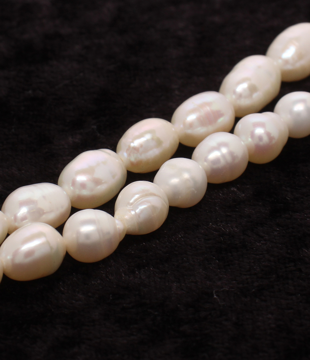 Collana a due fili di perle bianche di forma ovale irregolare, con fermaglio a fiore marcato «SILVER». — vista 6