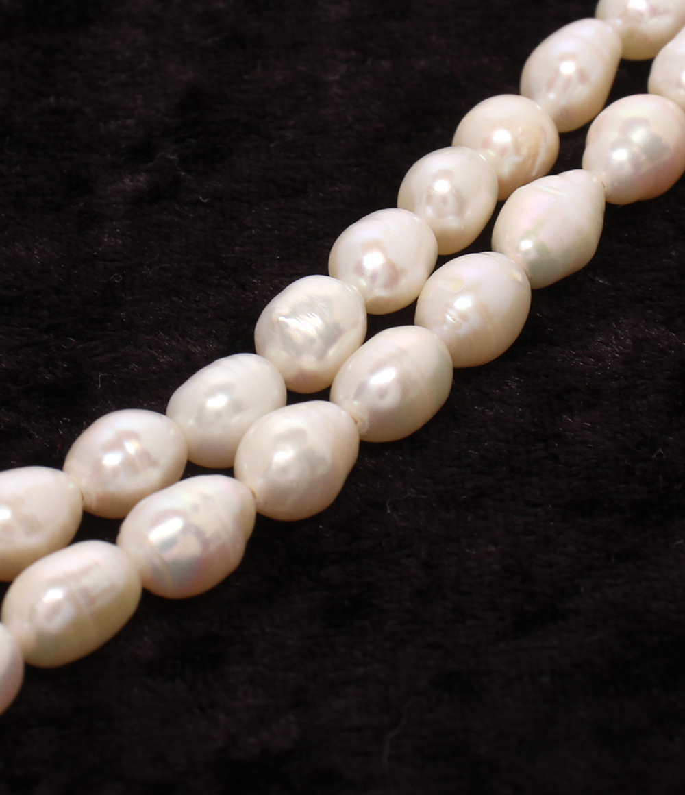 Collana a due fili di perle bianche di forma ovale irregolare, con fermaglio a fiore marcato «SILVER». — vista 7