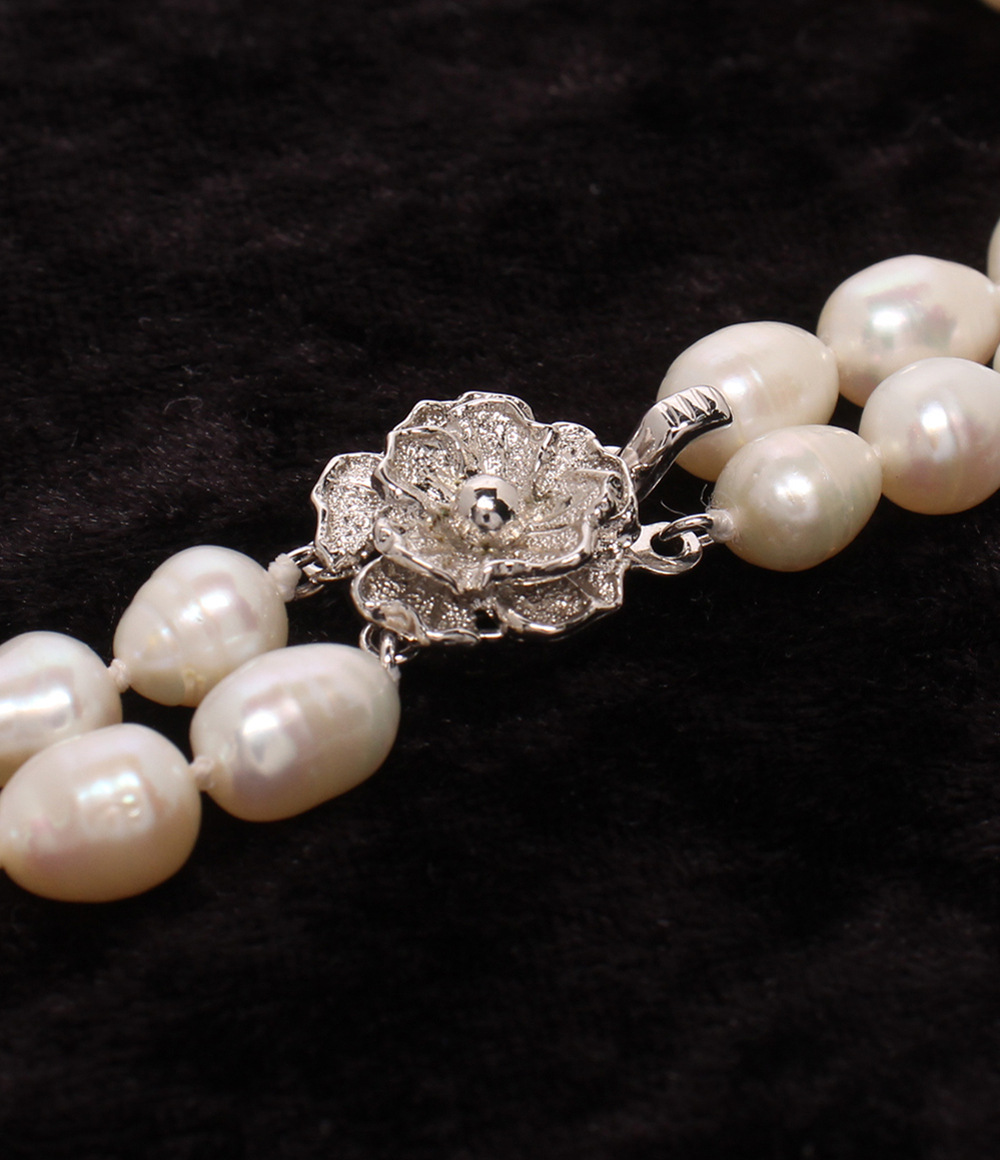 Collana a due fili di perle bianche di forma ovale irregolare, con fermaglio a fiore marcato «SILVER». — vista 8