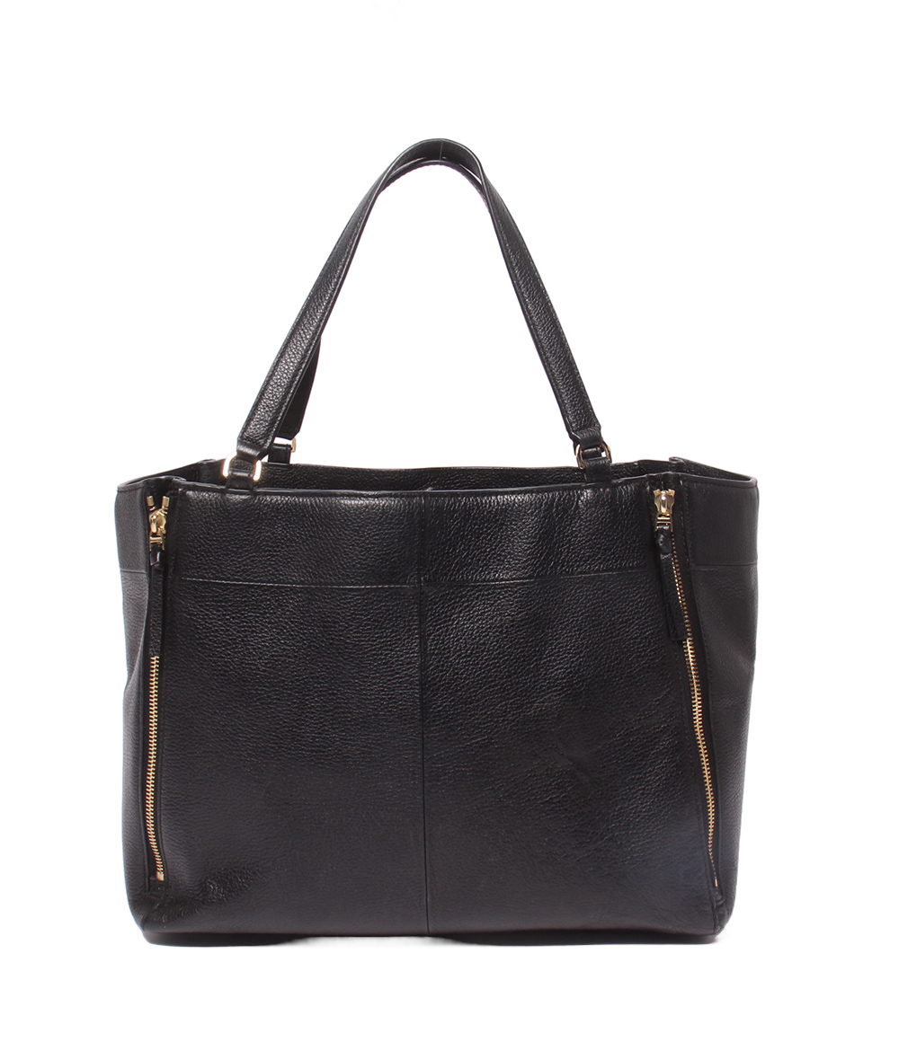 Borsa a spalla Tory Burch in pelle nera a grana, con due manici, cerniere laterali dorate e logo in metallo sul fronte. — vista 2