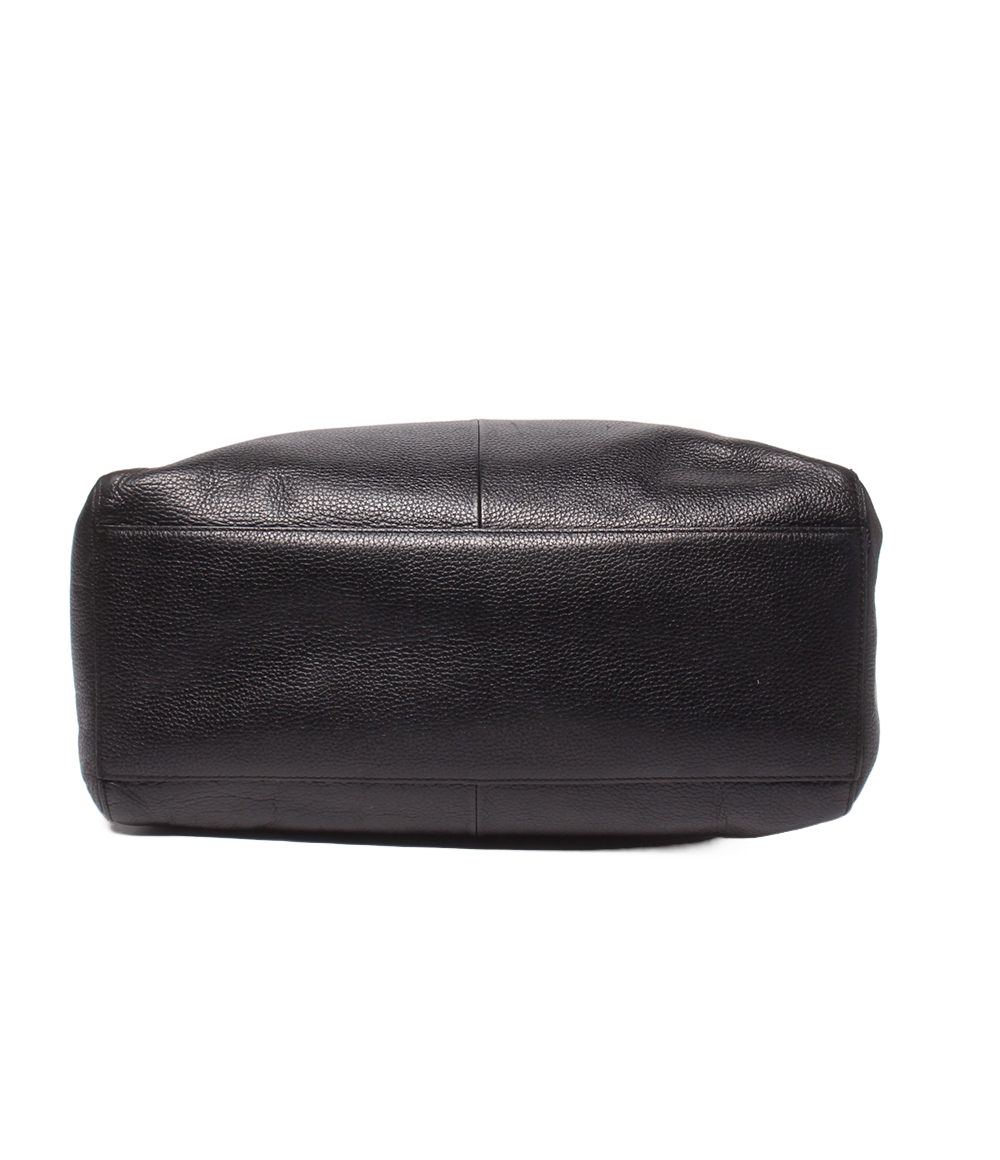 Borsa a spalla Tory Burch in pelle nera a grana, con due manici, cerniere laterali dorate e logo in metallo sul fronte. — vista 4