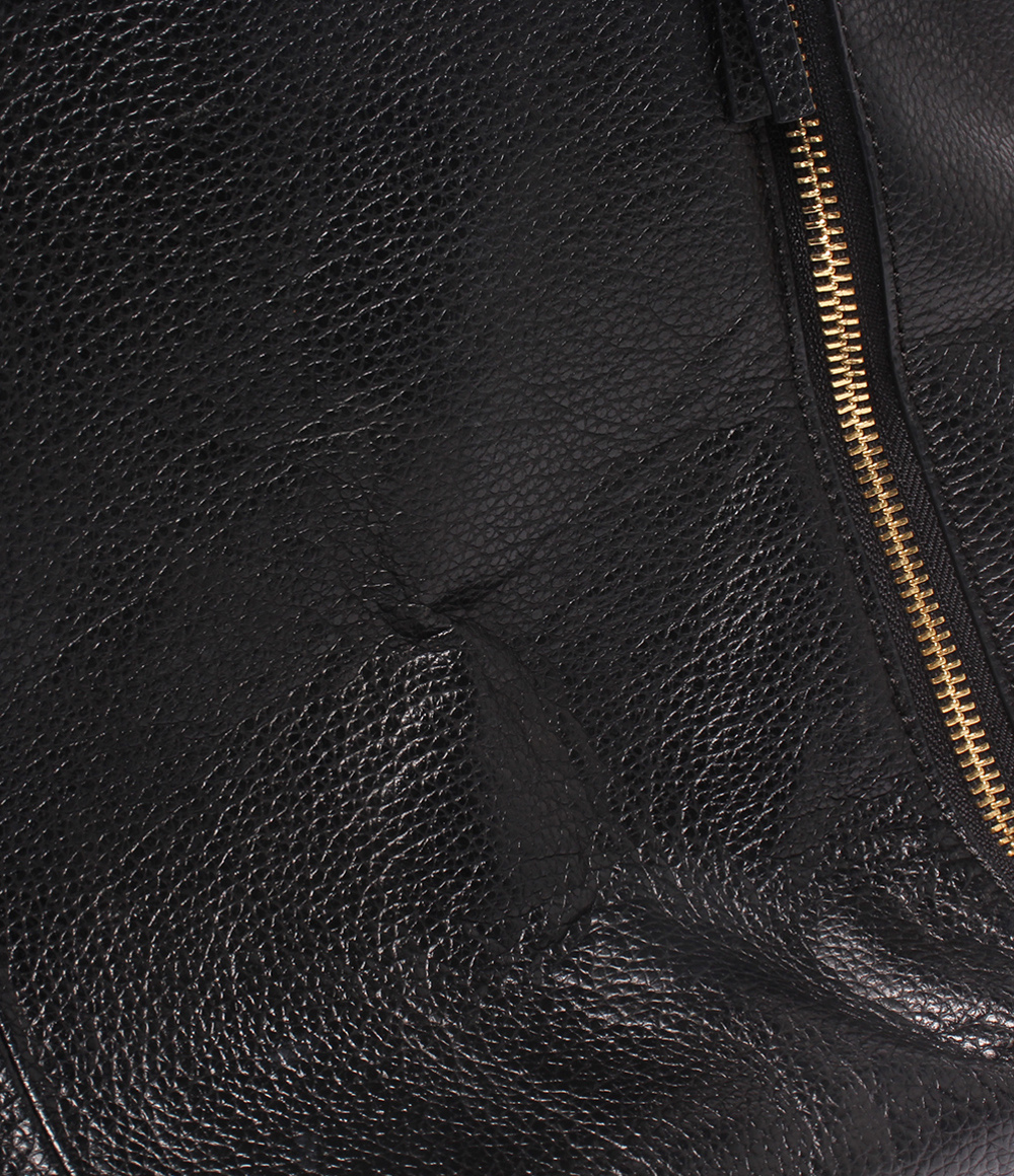 Borsa a spalla Tory Burch in pelle nera a grana, con due manici, cerniere laterali dorate e logo in metallo sul fronte. — vista 7
